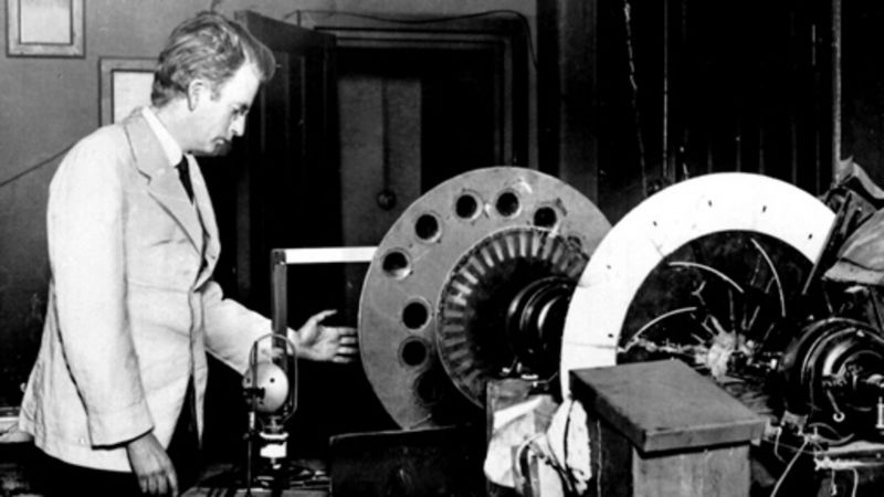 Penemu alat komunikasi Televisi John Logie Baird