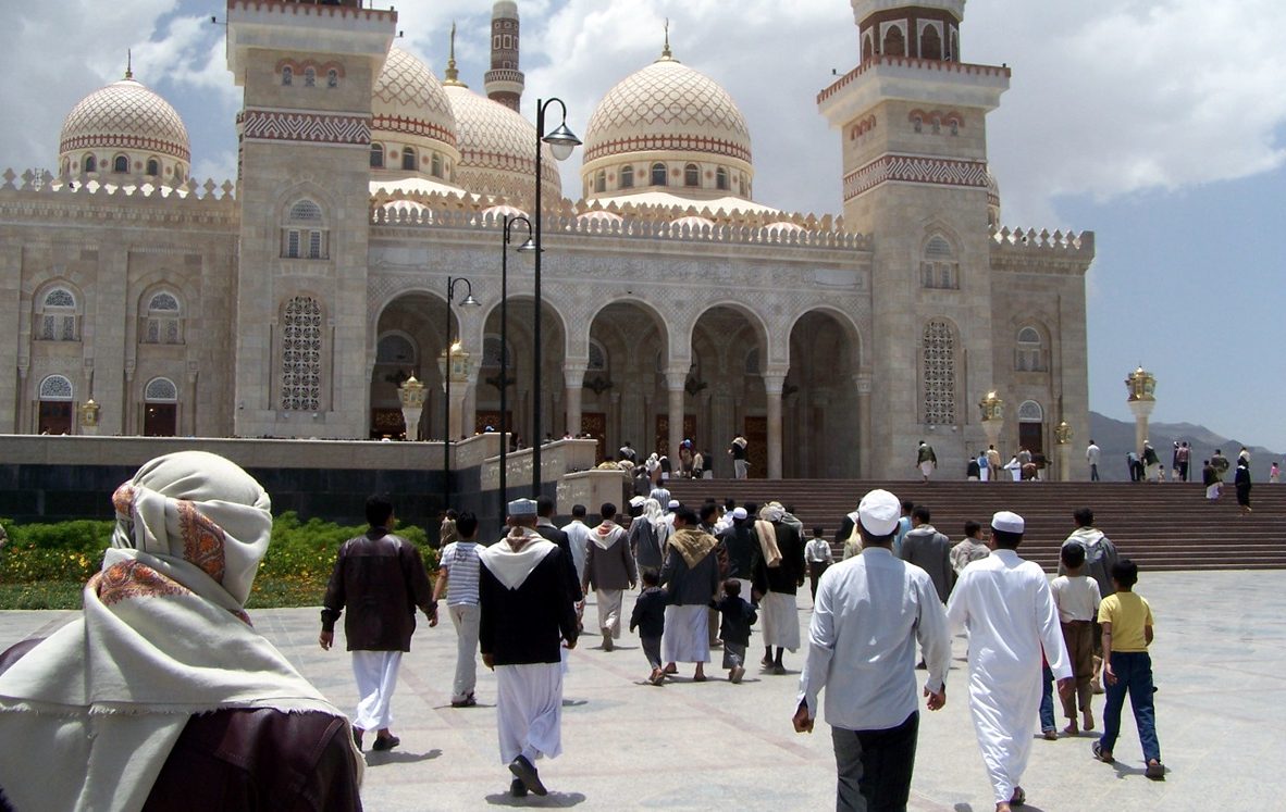 berangkat ke masjid untuk menunaikan sholat jumat