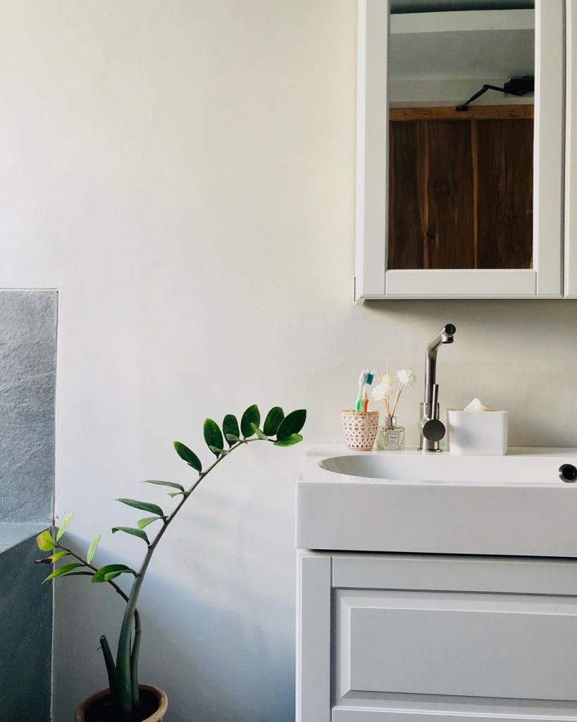 Desain kamar mandi minimalis 2x3 abu abu instagram.com rumahcits2