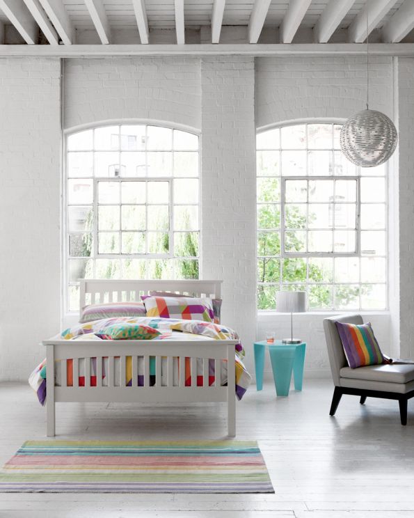 desain kamar tidur colorful dengan dinding batu bata
