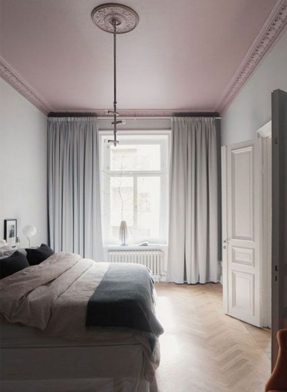 desain kamar tidur elegan dengan atap pink