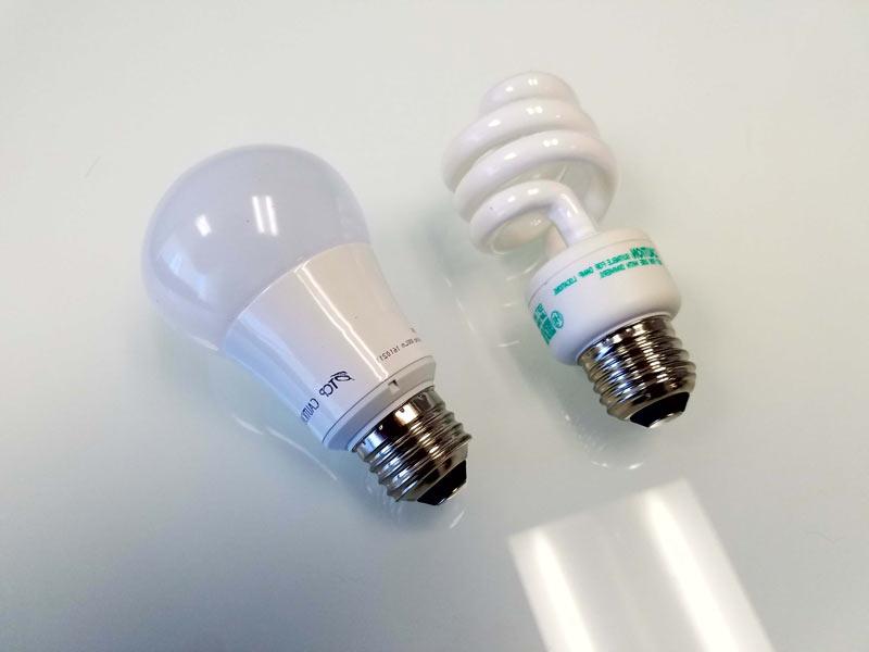 lampu hemat energi LED dan CFL