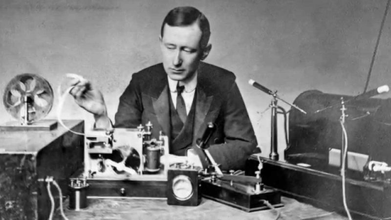 Penemu alat komunikasi Radio, Guglielmo Marconi