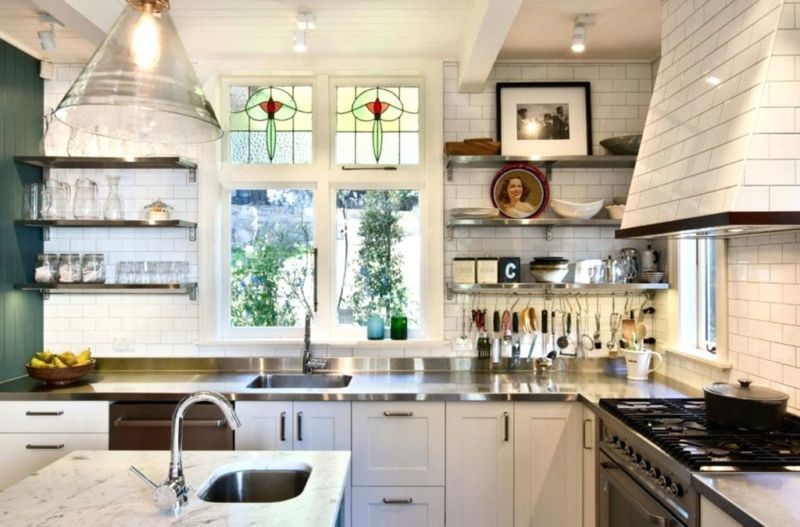 dapur minimalis dengan rak dan gantungan