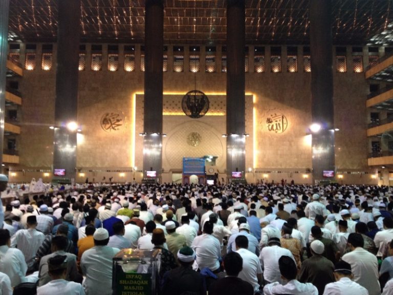 Niat Sholat Jumat Saat Menjadi Imam atau Makmum [Lengkap]