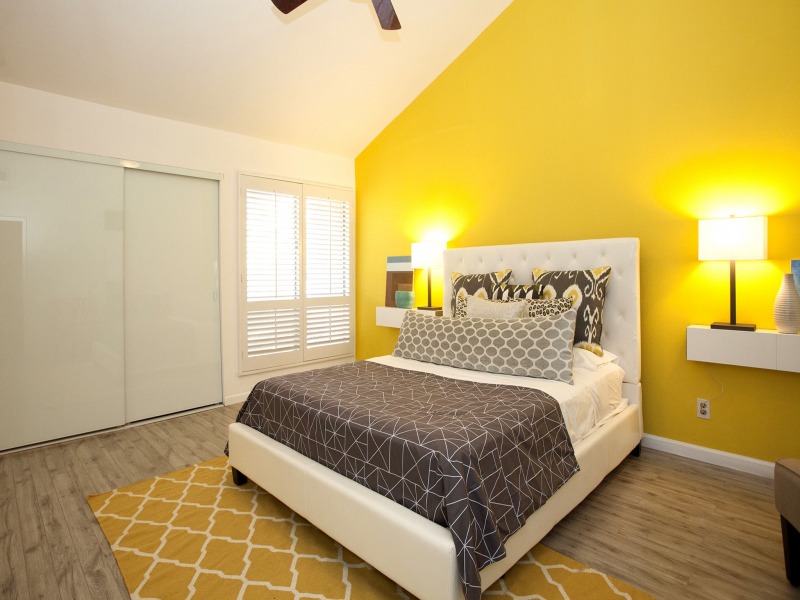 kamar tidur minimalis warna kuning
