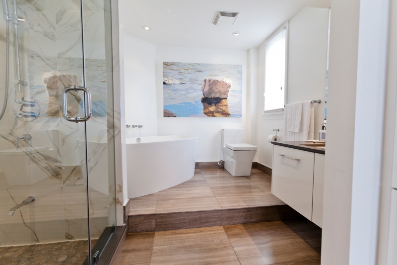 kamar mandi lantai motif kayu