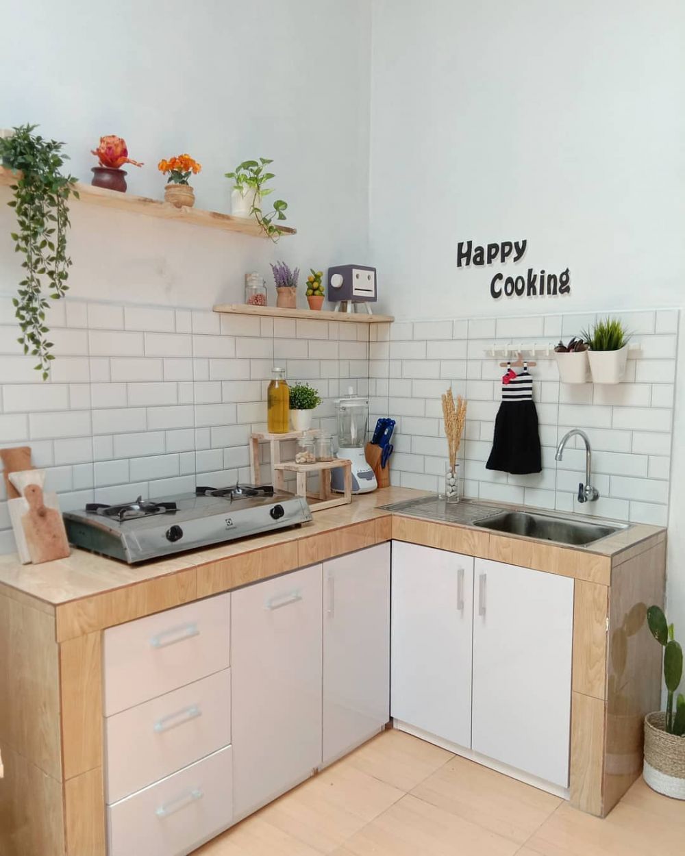 Desain dapur minimalist dengan meja bar