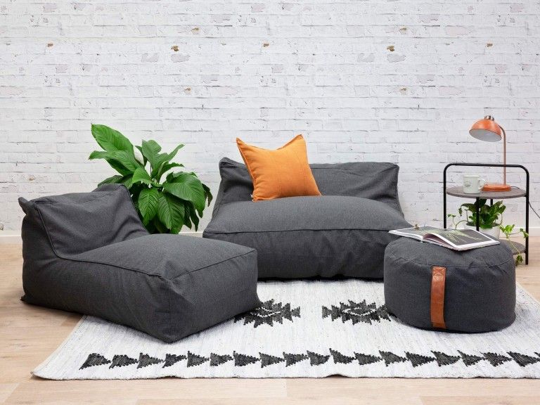 desain ruang tamu kecil tanpa sofa