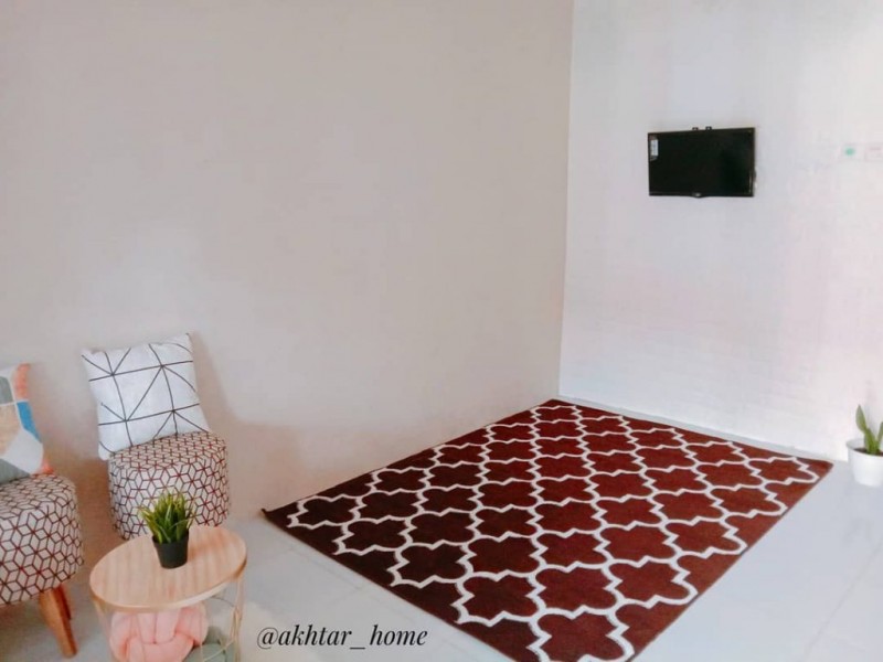 Ruang Tamu Lesehan Sederhana dengan TV Dinding
