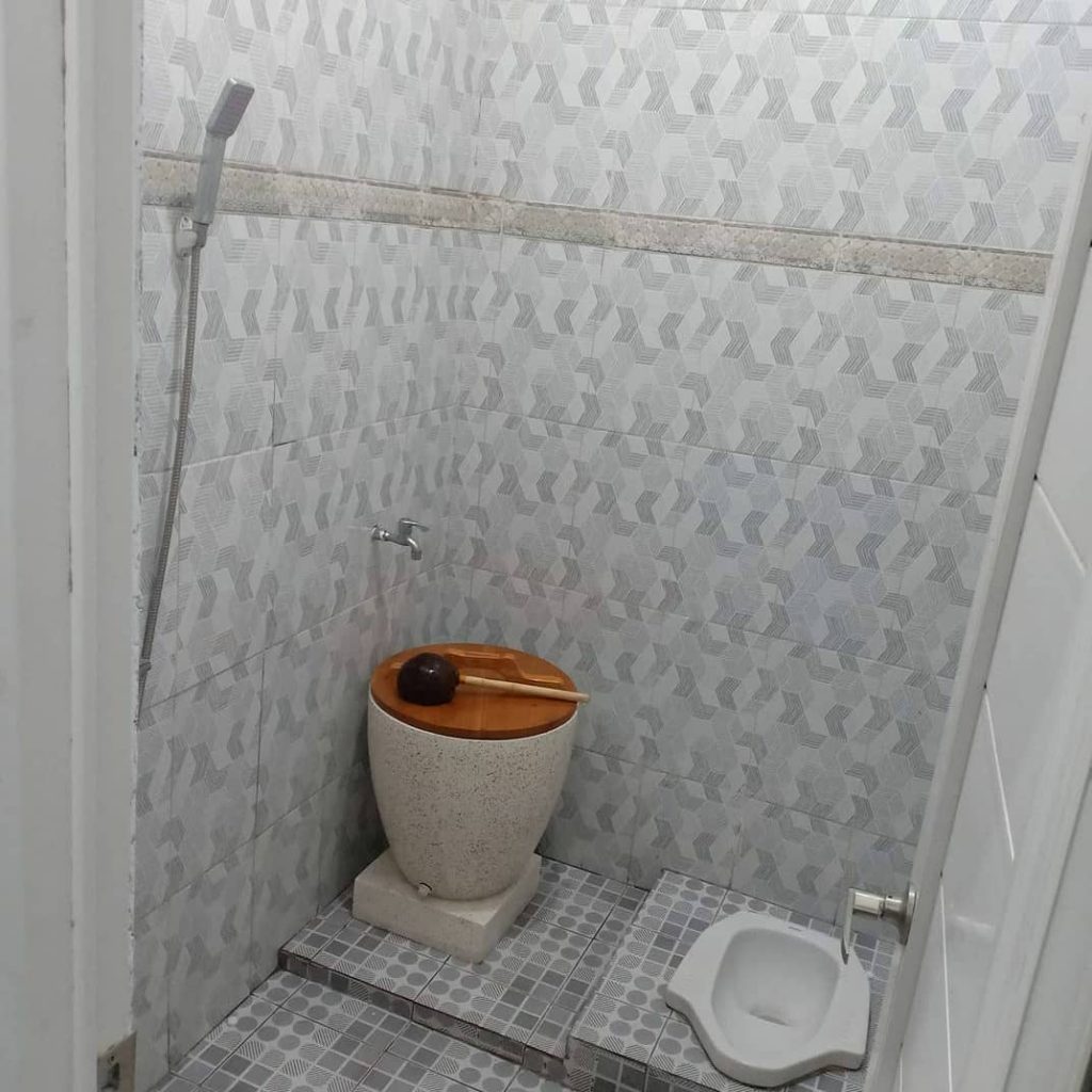 Toilet Jongkok dengan Shower dan Bak Mandi